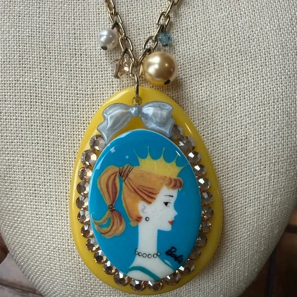 TARINA TARANTINO×Barbie コラボ ペンダント ネックレス BARBIE TEARDROP NECKLACE – TARINA TARANTINO